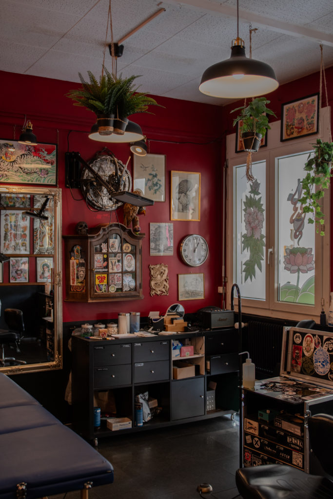 Photographie d'un salon de tatouage, Genève